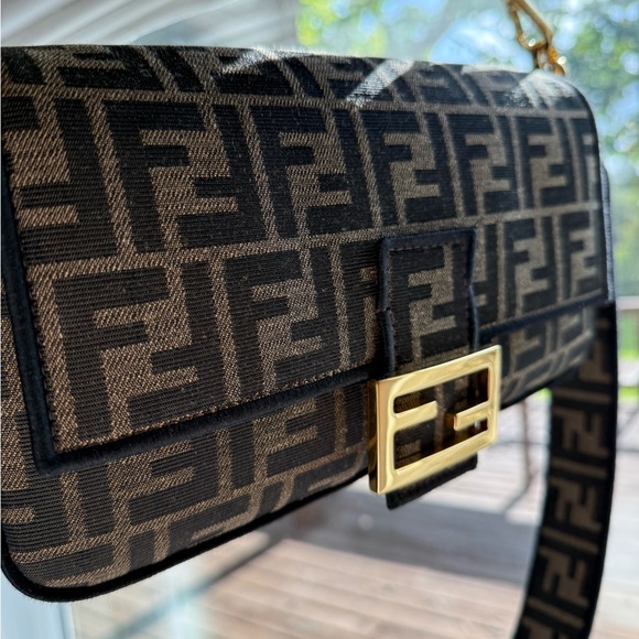 💯 Authentic Fendi Iconic Baguette Handbag - Picture 2 of 4